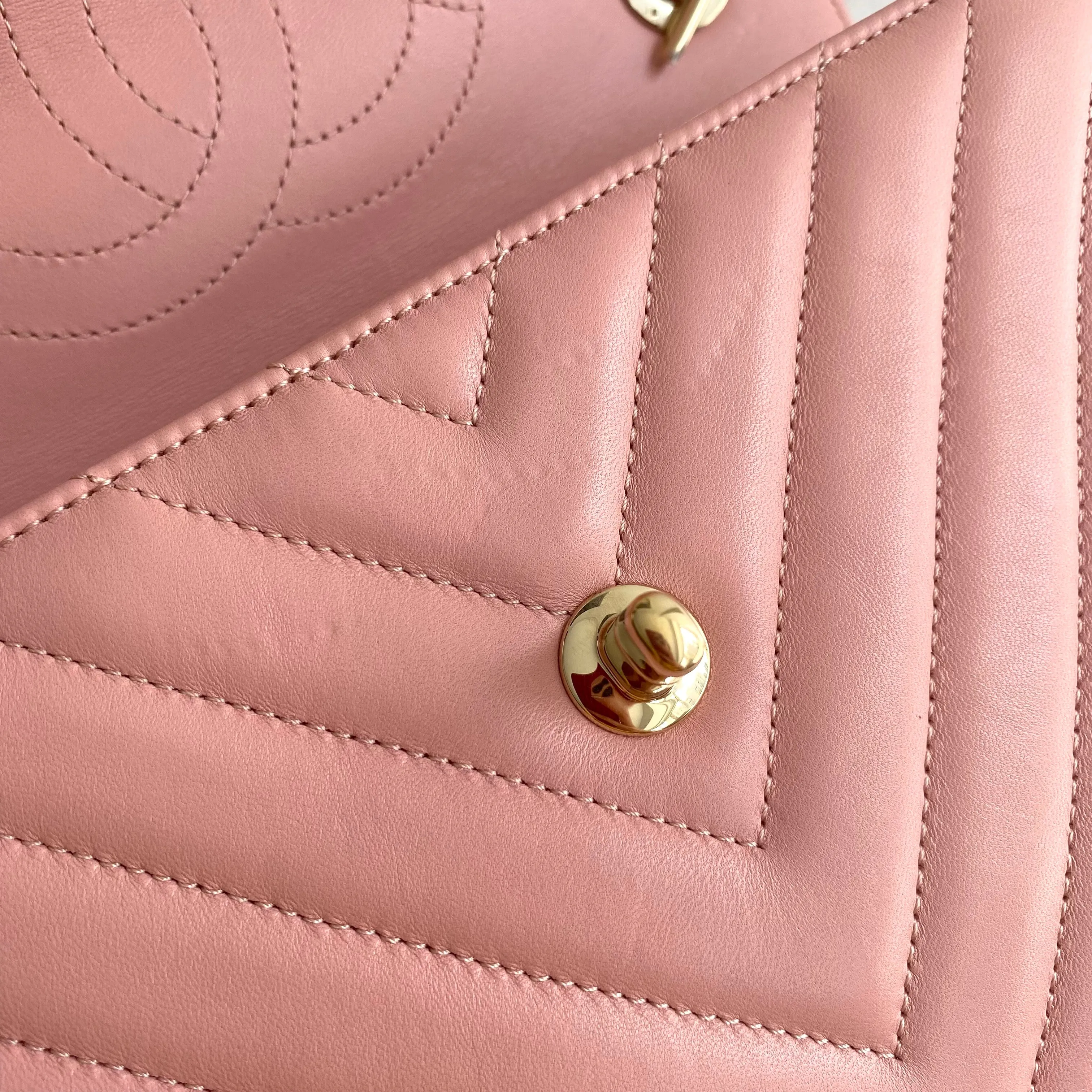 Small Trendy CC Flap Bag with Top Handle in Chevron Pink Lambskin